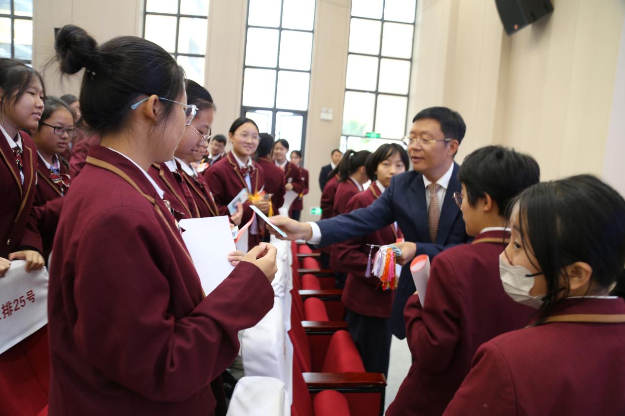 天人中学校服图片图片