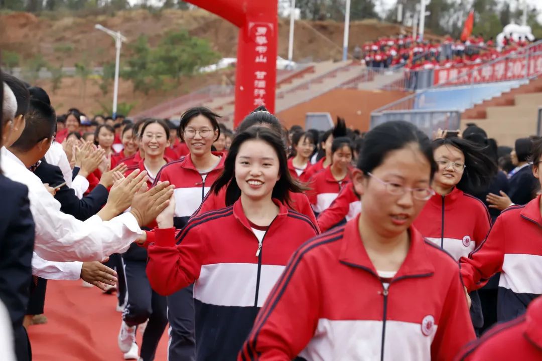 天人中学校服图片图片